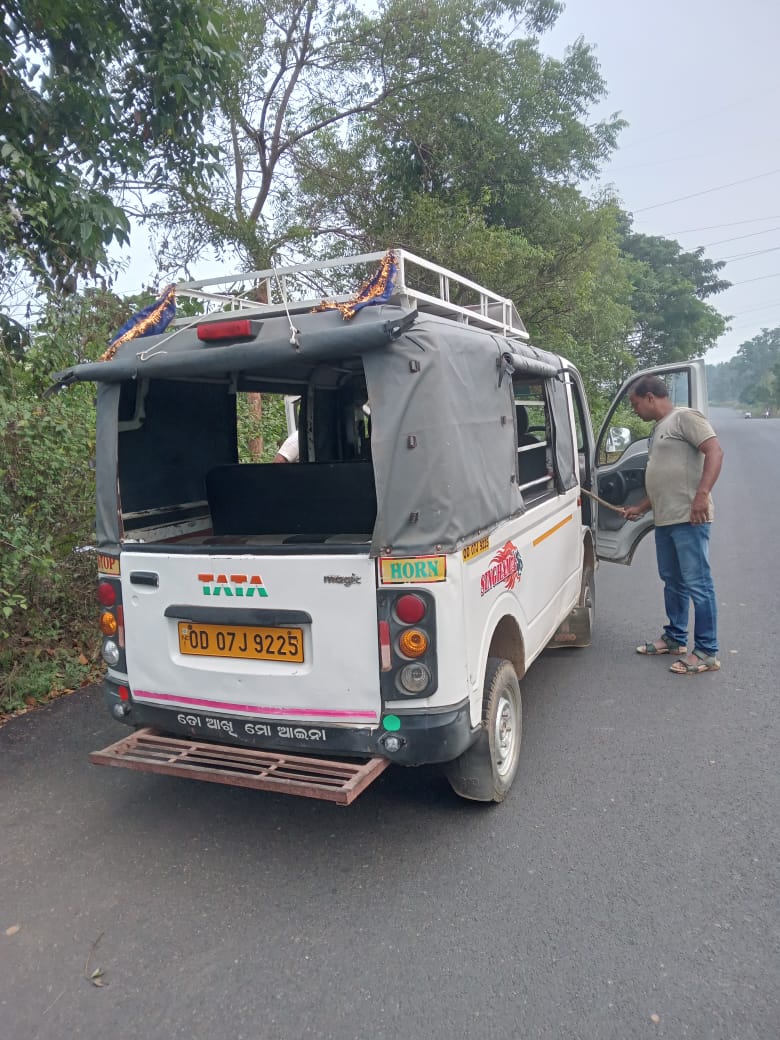 ସ୍କୁଲ୍ ପିଲାଙ୍କୁ ନେଇଯାଉଥିବା ଟାଟା ମ୍ୟାଜିକ୍ ଗାଡ଼ିରେ ବିଷାକ୍ତ ସାପ।