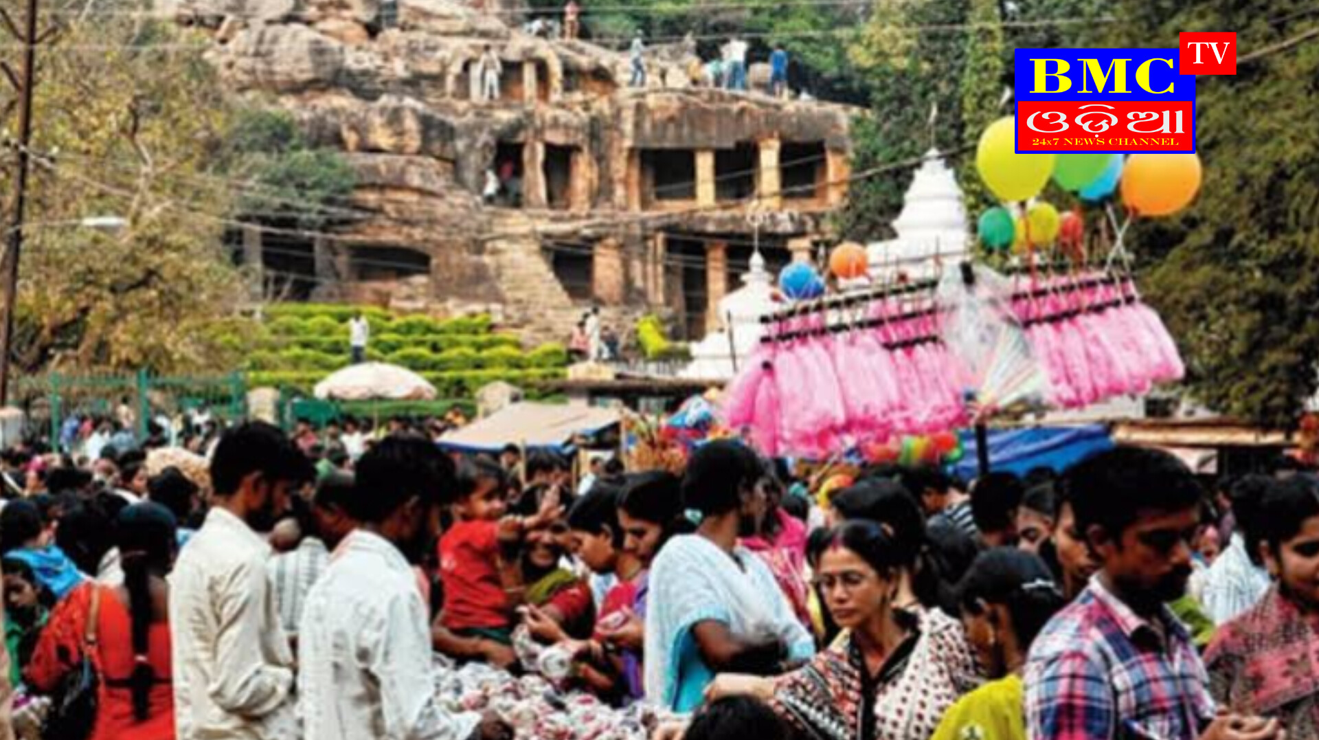 ଖଣ୍ଡଗିରି ମେଳାରେ ଭଣ୍ଡବାବାଙ୍କ ଝଡ଼ାଫୁଙ୍କା ! ଛୁଇଁଦେଲେ ରୋଗ ଭଲ ହୋଇଯିବ ବୋଲି ବାଢୁଛନ୍ତି ଦୃଢୋକ୍ତି।