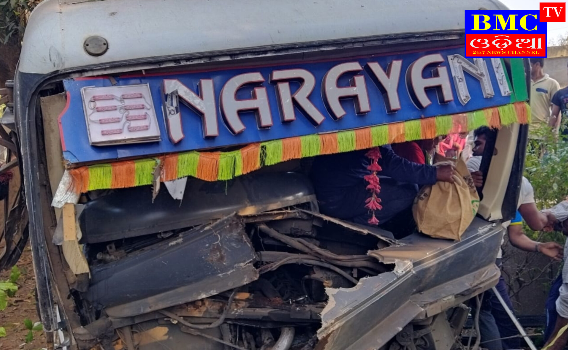 ରାସ୍ତା କଡ଼କୁ ଓଲଟିଲା ଯାତ୍ରୀବାହୀ ବସ:ଅଳ୍ପକେ ବର୍ତ୍ତିଲେ ପାସେଞ୍ଜର।