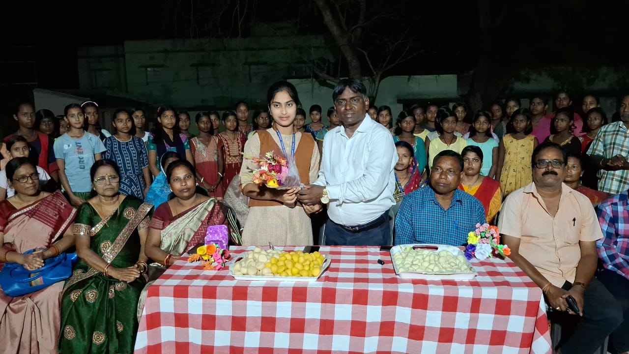 ମ୍ୟାଟ୍ରିକ ତୃତୀୟ ଟପ୍ପର ଝରାଡ଼ିହିର ଶିକ୍ଷା ସିହ୍ନା ଓ ଆକାଶ ମହାନ୍ତ ଙ୍କୁ ବିଧାୟକଙ୍କ ଦ୍ବାରା ସମ୍ବର୍ଦ୍ଧିତ।