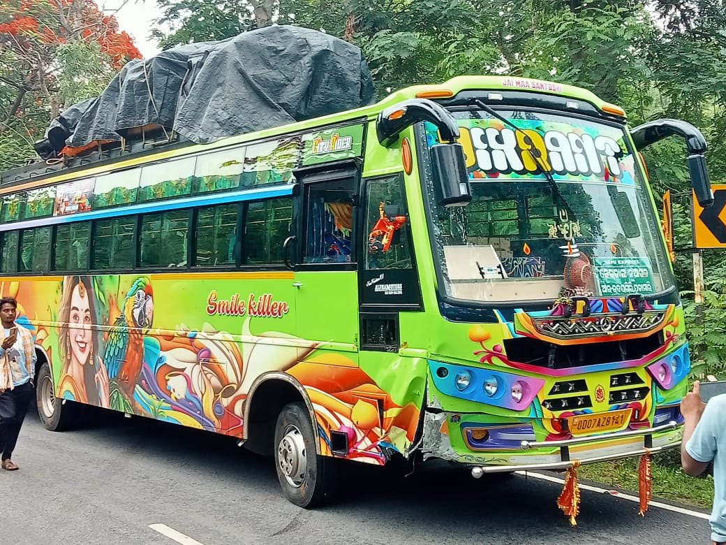 ବିବାହ ନିମନ୍ତ୍ରଣ କାର୍ଡ ବାଣ୍ଟି ଘରକୁ ଫେରୁଥିଲେ, ବାଟରେ ଧକ୍କା ଦେଲା ବସ୍‌; ଚାଲିଗଲା ଜଣଙ୍କ ଜୀବନ ।