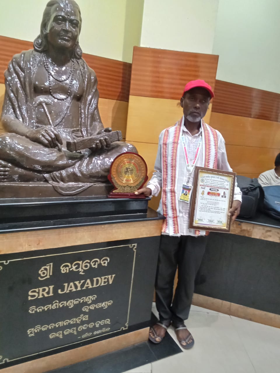 ଓଡିଶା ସିନେ ଓ୍ଵ।ର୍କର ଆସୋସିଏସନ୍ ପକ୍ଷରୁ ସମ୍ବର୍ଦ୍ଧିତ ହେଲେ କାର୍ତ୍ତିକ ମହାନ୍ତ।