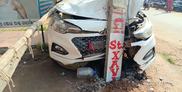 ଇଲେକ୍ଟ୍ରି ପୋଲକୁ ଧକ୍କା ଦେଲା କାର୍, ଅଳ୍ପକେ ବର୍ତ୍ତିଲେ ପରିବାର