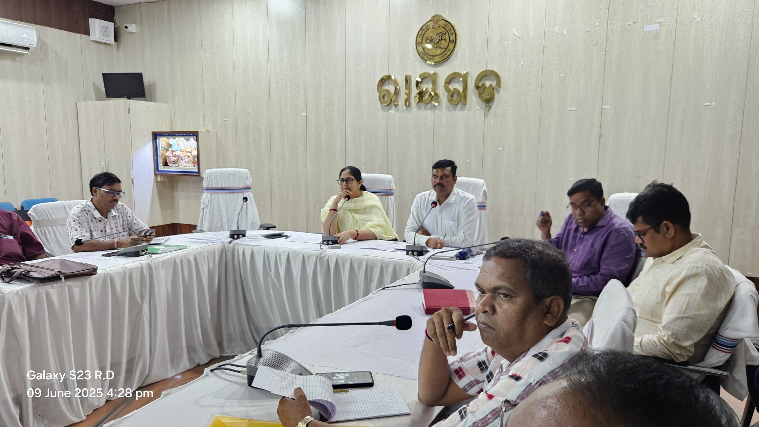 ବିକାଶ ବାହନ ପରିଚାଳନା ଓ ବିଭିନ୍ନ ସହାୟତା ବଣ୍ଟନ ସମ୍ପର୍କରେ ଜିଲ୍ଲାପାଳଙ୍କ ସମୀକ୍ଷା