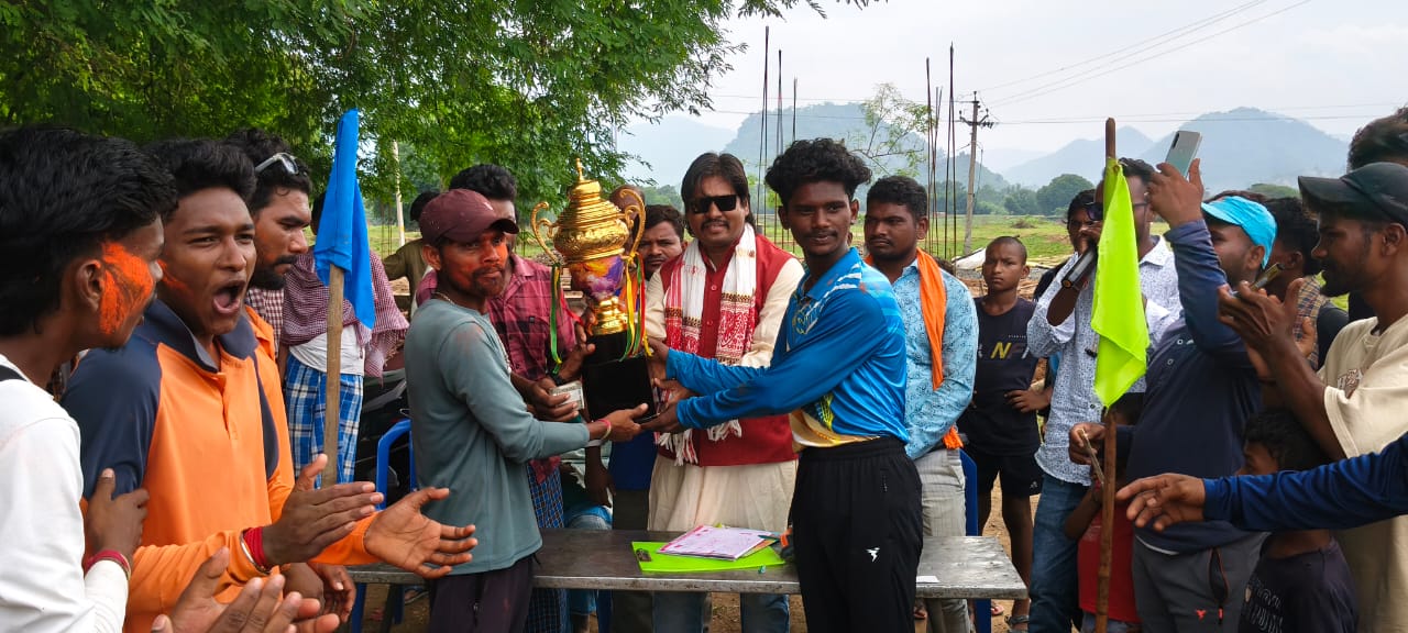 ଅଡ଼ାବାଡ଼ି ଚମ୍ପିୟାନସିପ୍ କ୍ରିକେଟ୍ ଟୁର୍ନାମେଣ୍ଟର ଉଦଯାପିତ , କଦମ ଦ୍ୱାର ସାହି ଟିମ୍ ହେଲା ବିଜୟୀ