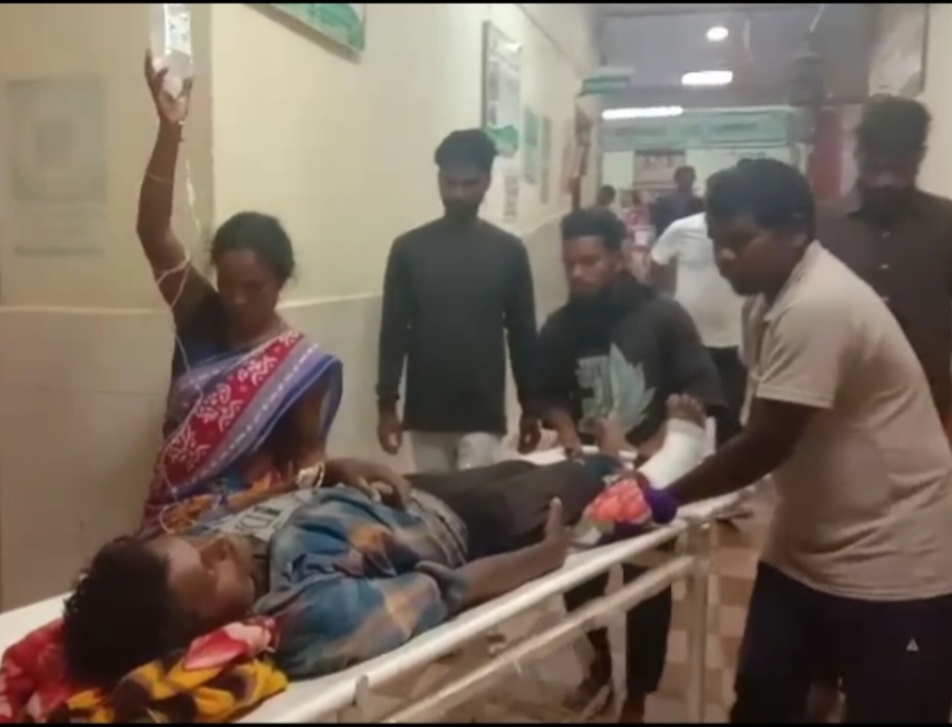 ସ୍ତମ୍ଭ ପଡ଼ି ଶ୍ରମିକ ଆହତ,କୋରାପୁଟ ମେଡ଼ିକାଲରେ ଚିକିତ୍ସିତ।